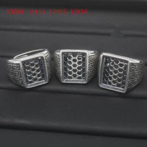 Retro Vintage-style Fashion Ring With A Silver Band And Mesh Base